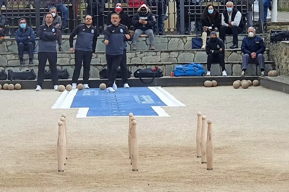 &Aacute;ngel Lav&iacute;n lanzando la bola ayer en Cerrazo ante la mirada de sus compa&ntilde;eros. / dar&iacute;o
