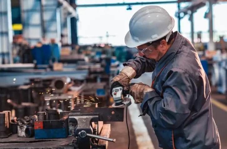 Un trabajador de la industria