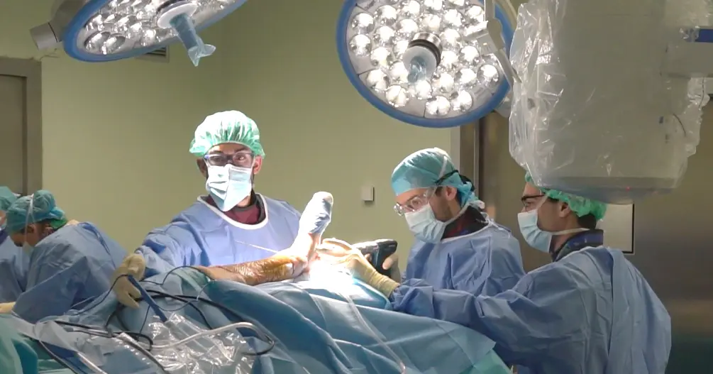 Varios sanitarios atienen a un paciente durante una operaci&oacute;n en el Hospital Marqu&eacute;s de Valdecilla. / ALERTA