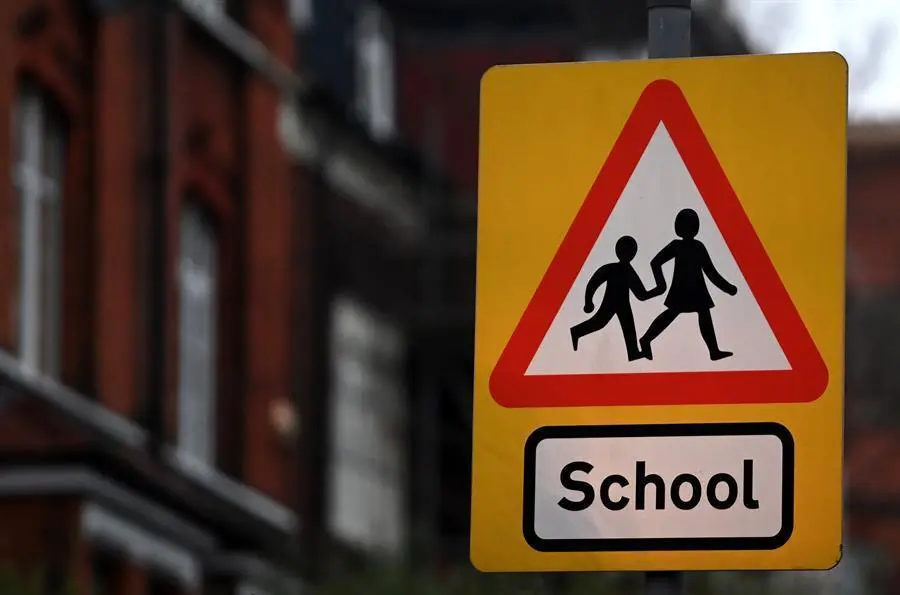 Se&ntilde;al que advierte de la proximidad de un colegio en una calle de Londres.EFE/EPA/ANDY RAIN/Archivo