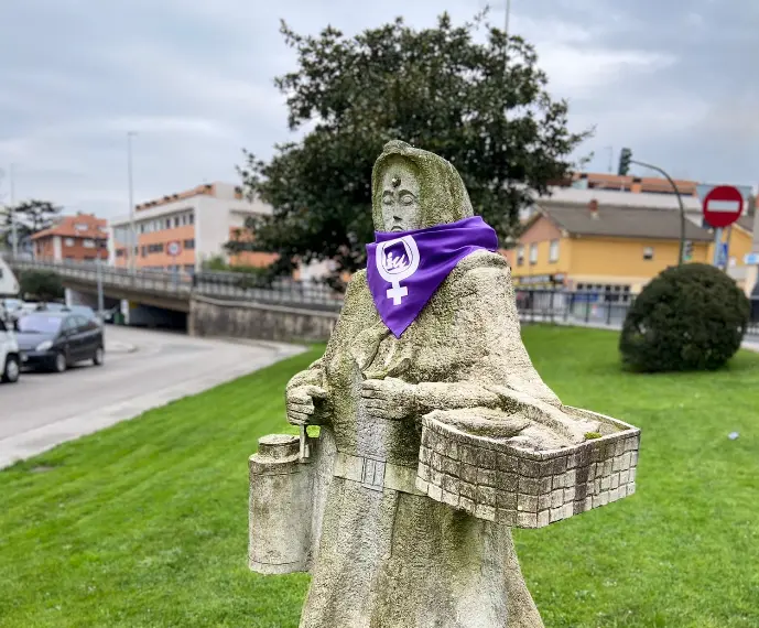 Una de las estatuas que han aparecido con el pa&ntilde;uelo morado de IU.