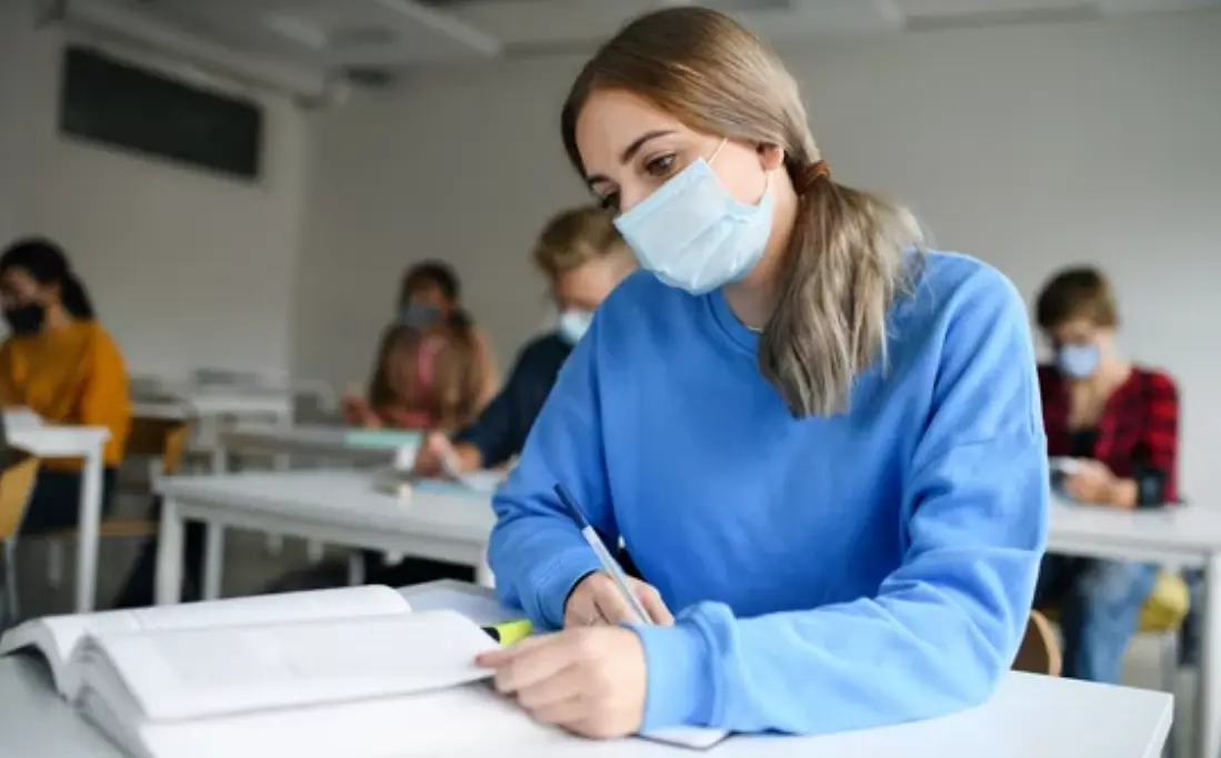 Varios alumnos durante una clase presencial en periodo de pandemia. / ARCHIVO
