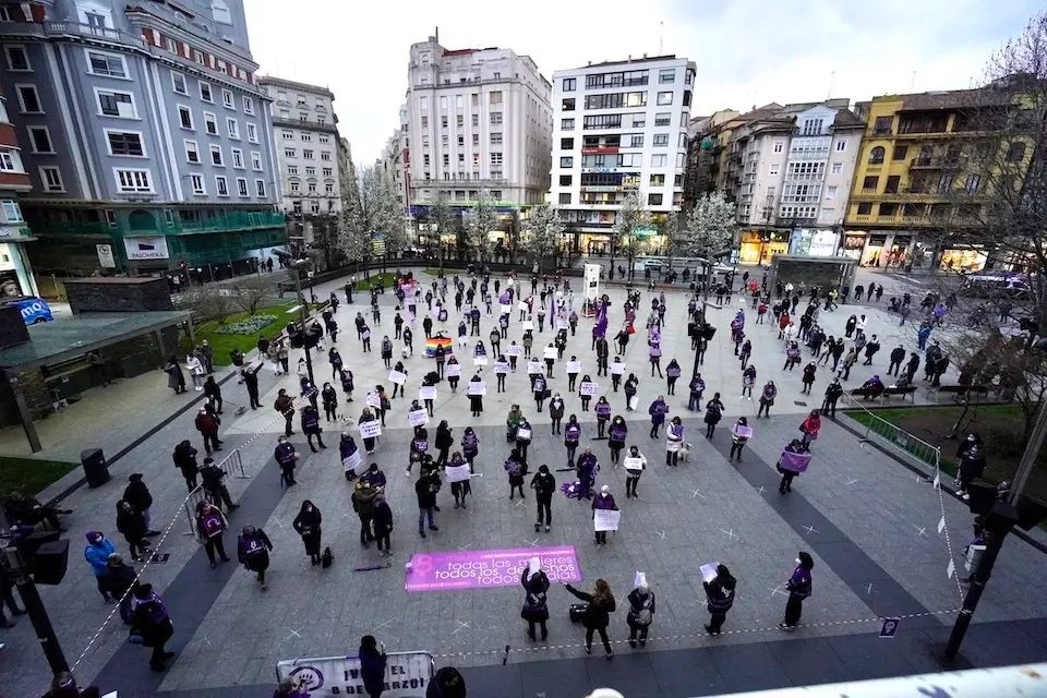 Cerca de 200 mujeres reivindicar el D&iacute;a Internacional de la Mujer en la plaza del Ayuntamiento de Santander. / Hardy