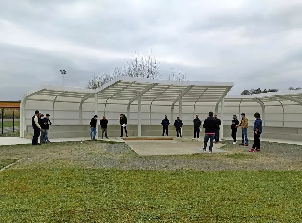 Los representantes de las pe&ntilde;as de pasabolo losa se reunieron en la nueva bolera de Hoz de Anero. / Elsa