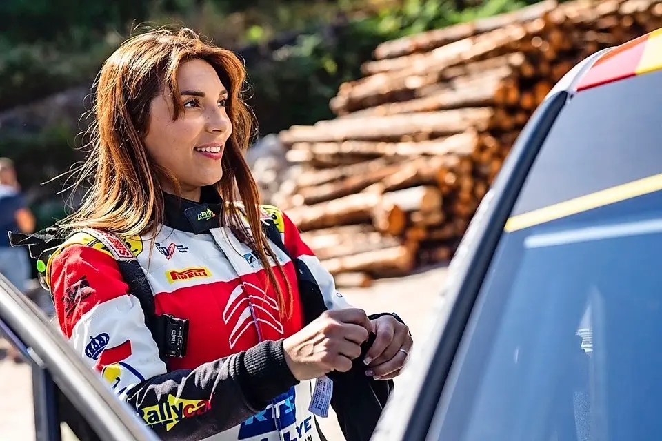 SARA FERN&Aacute;NDEZ / Copiloto de rallyes