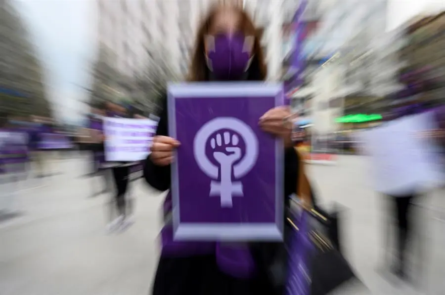 Decenas de personas se concentran este lunes en la plaza del ayuntamiento de Santander con motivo de la celebraci&oacute;n del D&iacute;a Internacional de la Mujer. EFE/ Pedro Puente Hoyos