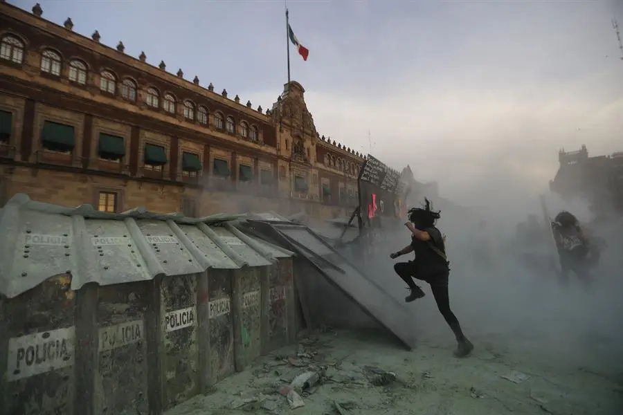 Mujeres activistas protestan hoy durante el D&iacute;a Internacional de la Mujer en el Z&oacute;calo de la Ciudad de M&eacute;xico (M&eacute;xico). Ciudad de M&eacute;xico vivi&oacute; este lunes 8 de marzo, D&iacute;a Internacional de la Mujer, una jornada de manifestaciones con gran participaci&oacute;n en las que estuvo presente la rabia de un pa&iacute;s con cifras alarmantes de feminicidios y donde los gases irritantes de la polic&iacute;a siguieron a ligeros altercados. EFE/S&aacute;shenka Guti&eacute;rrez