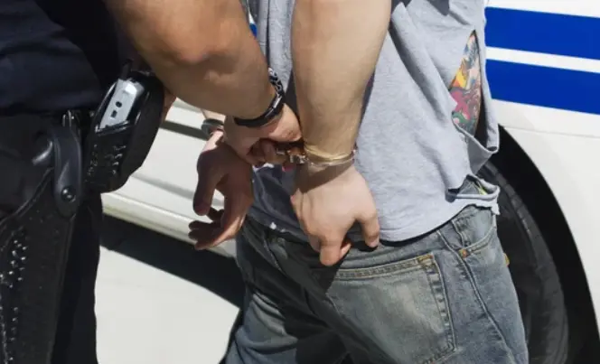 Detenido esposas