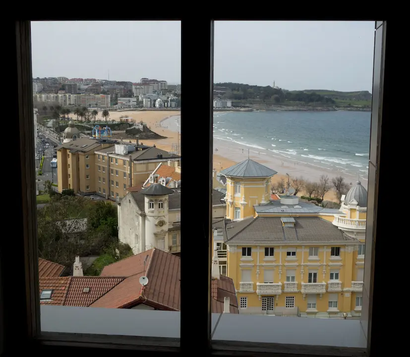 Vista de los edificios del Sardinero desde dentro de una vivienda. / Hardy