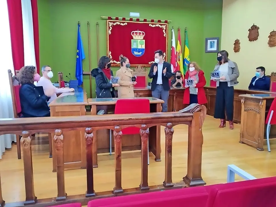 Un momento del acto celebrado en el Ayuntamiento de Colindres. / AlertA