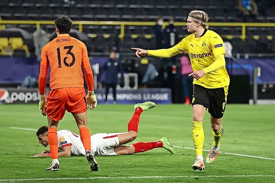 Haaland celebra su primer gol ante el Sevilla. / EFE