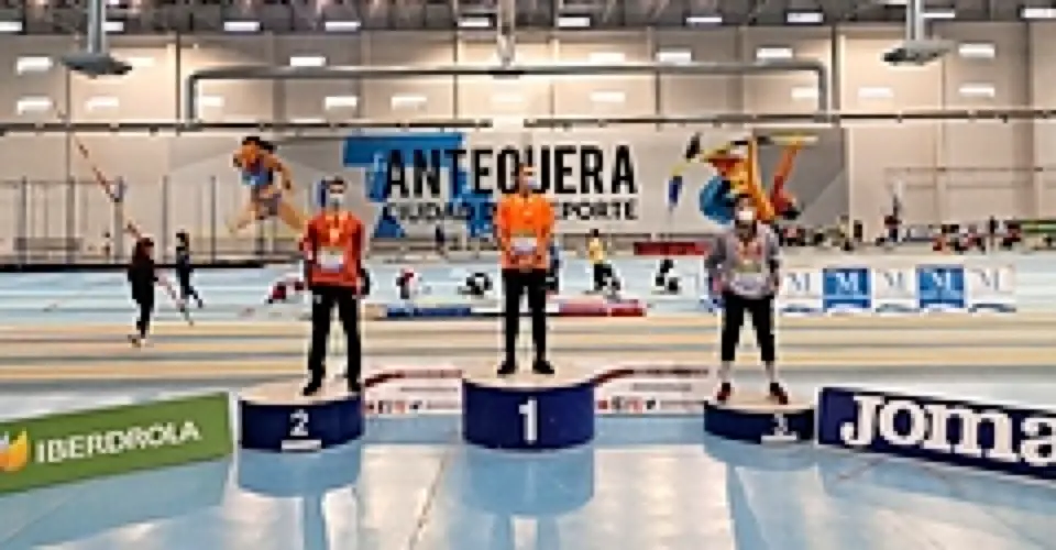 Pablo Delgado, en lo alto del podio nacional sub-20 de triple salto. / RFEA