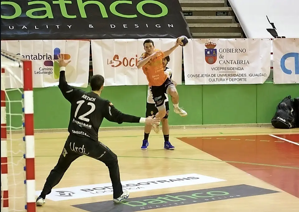 Ant&oacute;n Seti&eacute;n, en el partido ante el Zarautz. / alerta