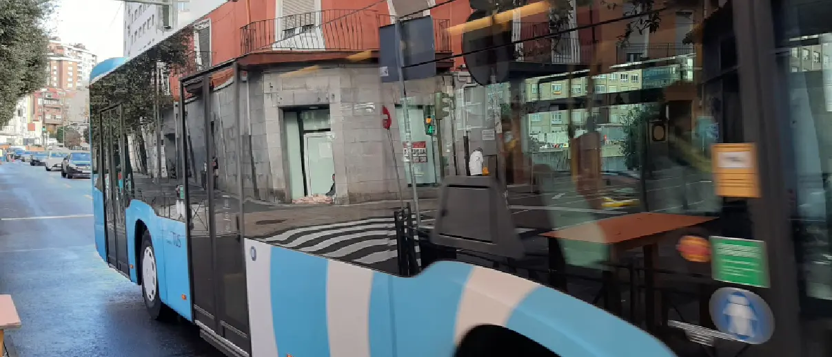 Un autob&uacute;s de transporte p&uacute;blico urbano circula por la calle San Emeterio. / ALERTA