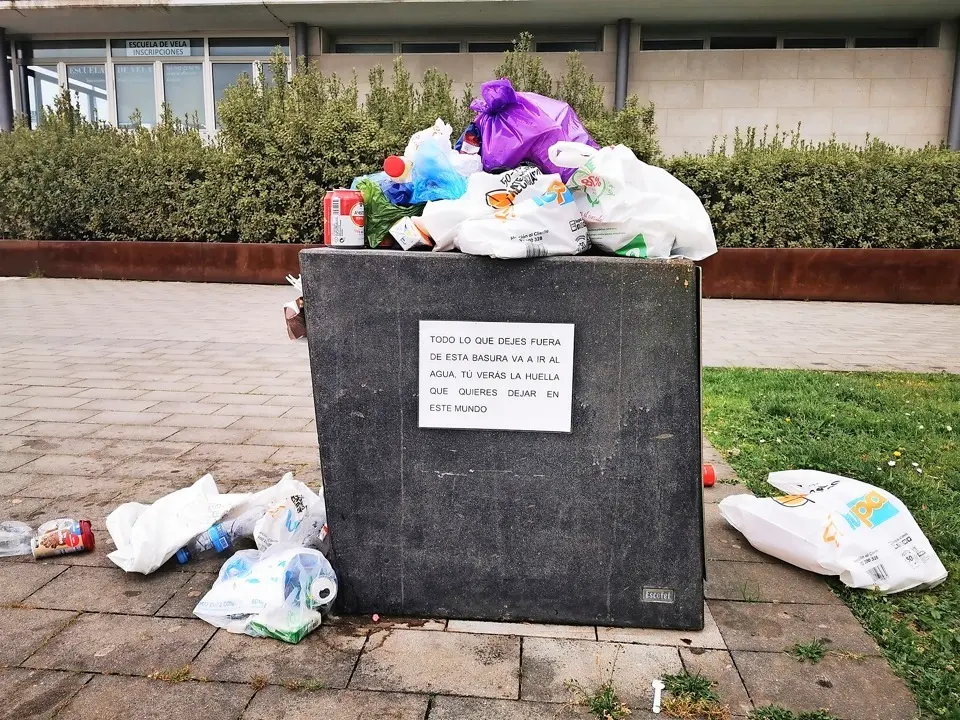 Estado de un contenedor cerca de la escuela de vela el domingo. / ALERTA
