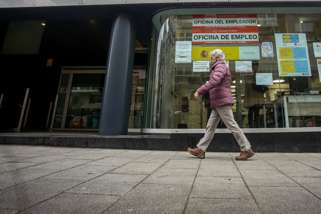 Archivo - Una persona pasa por delante de una Oficina de Empleo