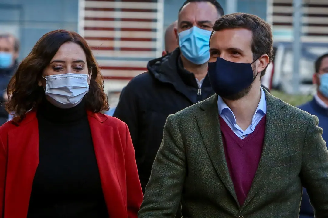 Archivo - La presidenta de la Comunidad de Madrid, Isabel D&iacute;az Ayuso y el presidente del Partido Popular, Pablo Casado a su llegada a la Asociaci&oacute;n 'Ni un ni&ntilde;o sin juguetes', en M&oacute;stoles, Madrid (Espa&ntilde;a), a 4 de enero de 2020. 