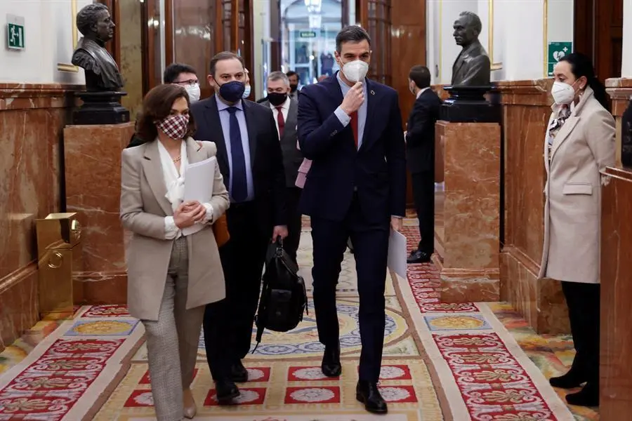 El presidente del Gobierno, Pedro S&aacute;nchez, hoy mi&eacute;rcoles, la vicepresidenta Carmen Calvo y el ministro de Transportes Jos&eacute; Luis &Aacute;balos, durante el pleno del Congreso de los Diputados en la sesi&oacute;n de control al Gobierno .-EFE/Chema Moya
