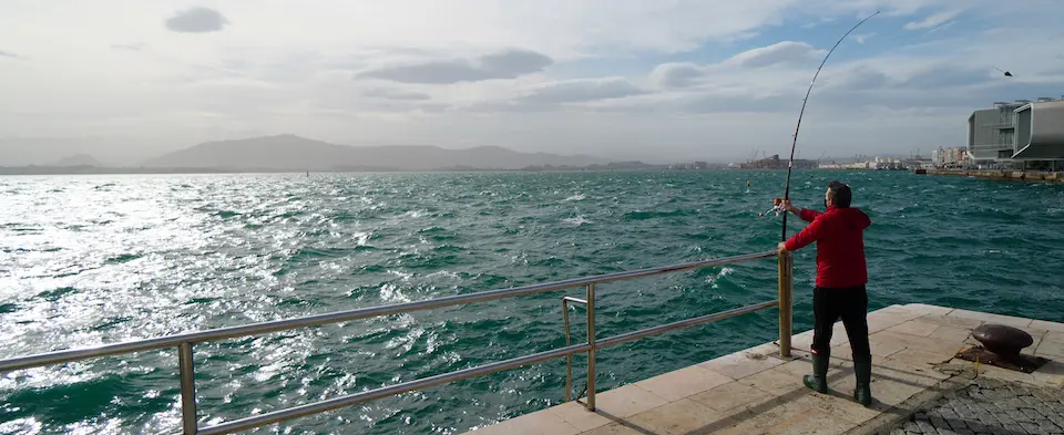 Un hombre pesca en la zona del paseo mar&iacute;timo de Santander. / Hardy / ARCHIVO