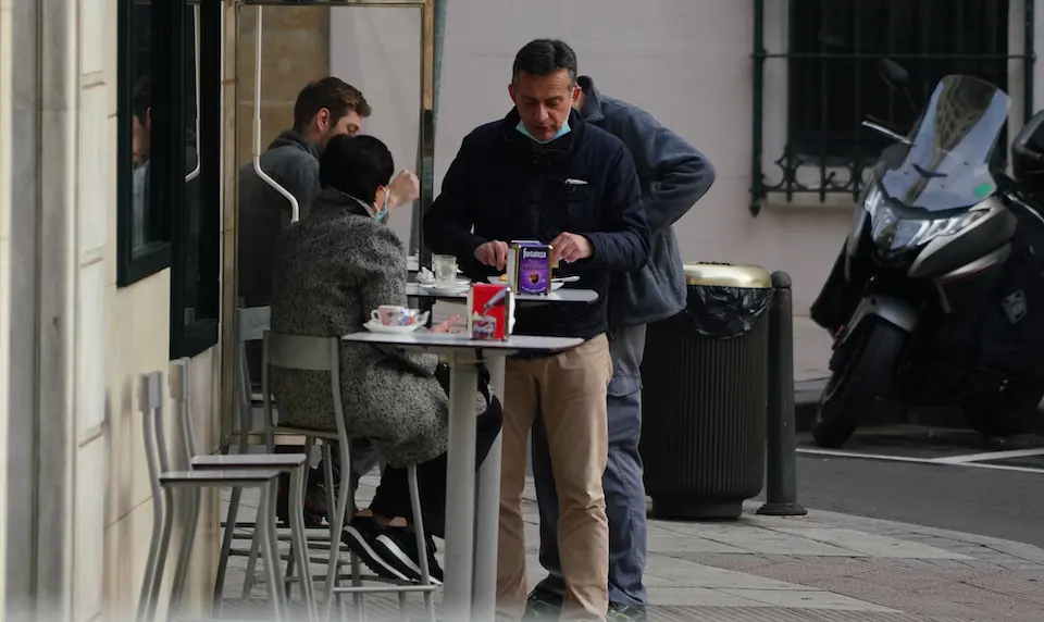 Un ciudadano desayuna en un establecimiento hostelero del centro de Santander. / HARDY
