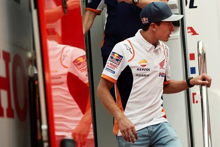 El piloto espa&ntilde;ol de Honda Racing Corporation, Marc M&aacute;rquez, sale de su caravana en el paddock, este jueves en el circuito de Catalu&ntilde;a. El Gran Premio de Catalu&ntilde;a de Motociclismo 2020 se celebra del 25 al 27 de septiembre. EFE/ Alejandro Garc&iacute;a