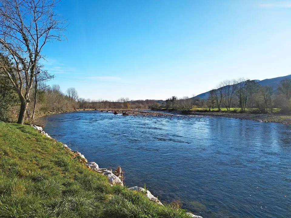 Vista del r&iacute;o Saja a su paso por Cabez&oacute;n de la Sal. / Saja