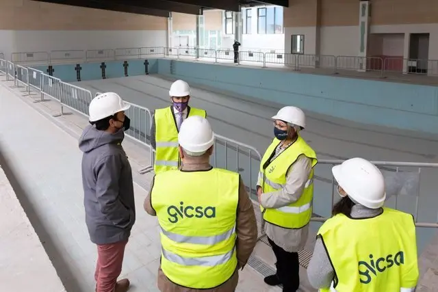 La alcaldesa durante la visita a la piscina municipal.