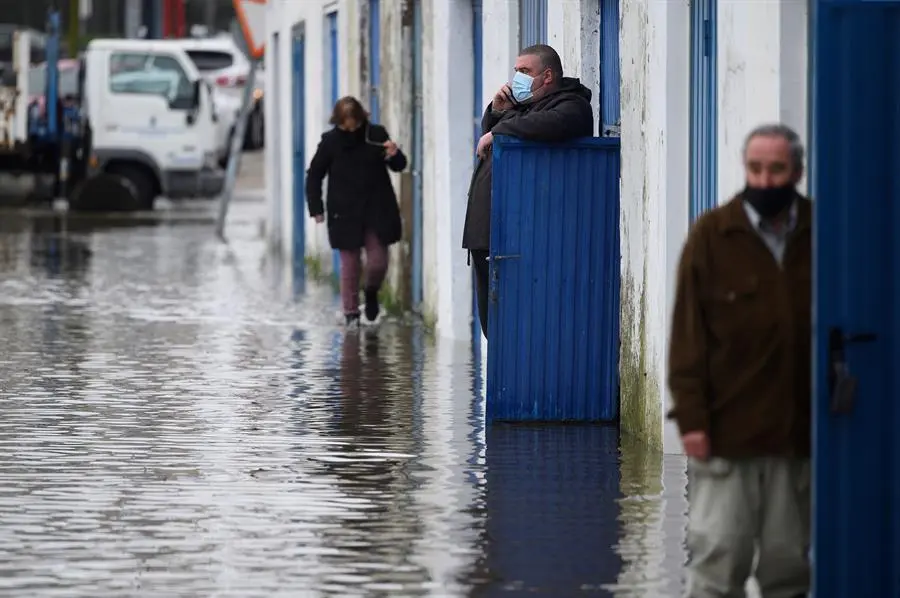 Vecinos del barrio santanderino de Santiago el Mayor se han visto afectados por las fuertes lluvias de las &uacute;ltimas horas inundando calles, bajos y garajes por el paso de la borrasca Ernest, este mi&eacute;rcoles en la capital c&aacute;ntabra.EFE/Pedro Puente Hoyos