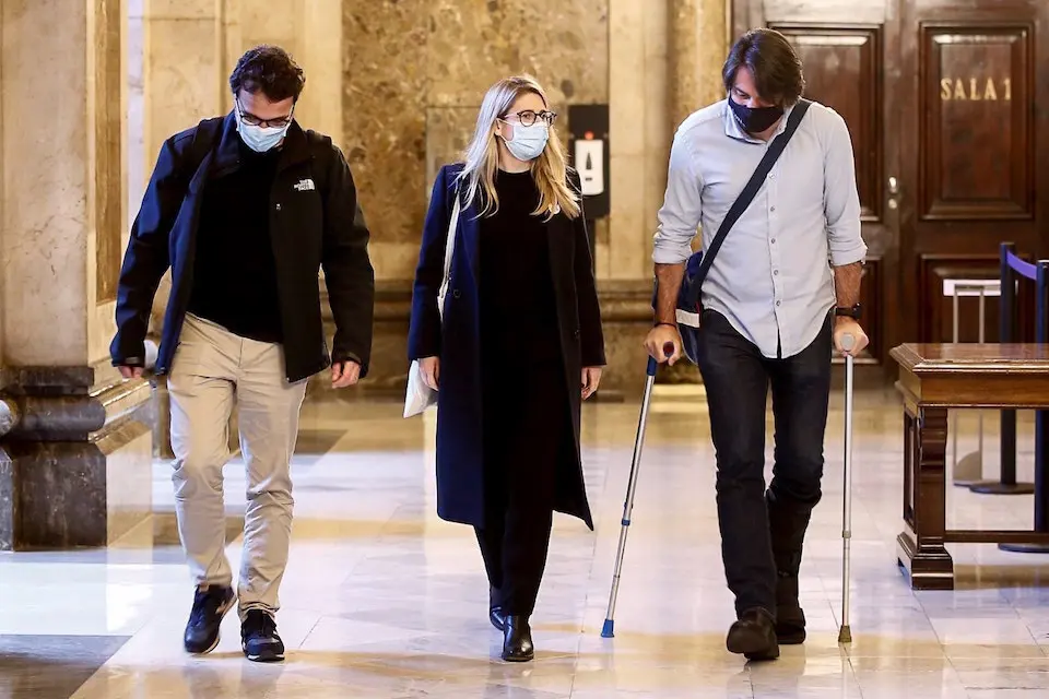 Los negociadores de JxCAT Elsa Artadi (c), Josep Rius (i) y Francesc de Dalmases (d), tras la reuni&oacute;n que los equipos de ERC, JxCat y la CUP han celebrado en el Parlament. / QUIQUE GARC&Iacute;A