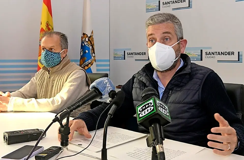 El concejal de Urbanismo, Javier Ceruti, inform&oacute; de la adjudicaci&oacute;n de la redacci&oacute;n de dos modificaciones puntuales del vigente Plan General. La primera de ellas impedir&aacute; la instalaci&oacute;n de gasolineras en suelos residenciales, mientras que la segunda cambiar&aacute; los usos del edificio Rema, situado junto a la Segunda Playa del Sardinero. Ambas han sido adjudicadas a Jos&eacute; del R&iacute;o Miera S.L.P, por un total de 13.612,50 euros. En el caso de la modificaci&oacute;n puntual del Plan General referente a la implantaci&oacute;n de gasolineras en suelos residenciales, Ceruti ha recordado que aunque el Plan General regula el uso de todos los suelos de la ciudad, la implantaci&oacute;n de gasolineras es de competencia estatal, a excepci&oacute;n de aquellas zonas de uso residencial, en donde se puede regular desde los ayuntamientos. Por ello, Urbanismo llev&oacute; el pasado verano a Pleno la apertura del proceso para redactar la modificaci&oacute;n puntual y la suspensi&oacute;n de la tramitaci&oacute;n de licencias de apertura de estas instalaciones. El pasado 4 de marzo se adjudic&oacute; la redacci&oacute;n de la modificaci&oacute;n puntual por lo que &laquo;desde hace unos d&iacute;as ya hay un equipo trabajando en la modificaci&oacute;n puntual para que este verano, en tiempo y forma, se lleve a pleno y se apruebe definitivamente. Sin esta actuaci&oacute;n podr&iacute;a instalarse una nueva gasolinera en la calle Castilla&raquo;. En esa misma fecha se adjudic&oacute; tambi&eacute;n la redacci&oacute;n de la modificaci&oacute;n puntual para el cambio de usos del Edificio Rema, &laquo;con lo que damos curso al acuerdo plenario en que se acord&oacute; salvar este inmueble que el Estado tiene intenci&oacute;n de demoler&raquo;. Una intenci&oacute;n que seg&uacute;n ha se&ntilde;alado el edil de Urbanismo sigue vigente, estando pendiente de adjudicar la misma desde hace meses. Por ello, Ceruti ha querido dejar claro que desde el primer momento se ha informado tanto a la Demarcaci&oacute;n de Costas como al Ministerio para la Transici&oacute;n Ecol&oacute;gica de los tr&aacute;mites que se han realizado desde el Ayuntamiento. &laquo;No solo les hemos avisado por escrito de la modificaci&oacute;n que vamos a llevar a cabo en lo usos del Edificio Rema, es que en esas mismas comunicaciones hemos solicitado la paralizaci&oacute;n de la demolici&oacute;n del edificio&raquo;. Precisamente, el concejal de Urbanismo ha hecho p&uacute;blicos varios documentos como son la remisi&oacute;n del acuerdo plenario para solicitar la cesi&oacute;n del edificio con el fin de crear un centro multifuncional del surf. Dicho env&iacute;o se realiz&oacute; al Ministerio para la Transici&oacute;n Ecol&oacute;gica el 1 de octubre de 2019. Adem&aacute;s, el 19 de noviembre de 2020 se envi&oacute; tanto a la Demarcaci&oacute;n de Costas como a la Direcci&oacute;n General de la Costa y el Mar, ambas dependientes del Ministerio para la Transici&oacute;n Ecol&oacute;gica, una providencia anunciando el inicio de la redacci&oacute;n de la modificaci&oacute;n puntual, as&iacute; como la solicitud para la paralizaci&oacute;n del procedimiento de demolici&oacute;n del edificio Rema. Adem&aacute;s, seg&uacute;n ha subrayado Ceruti, en breves fechas se remitir&aacute; tambi&eacute;n la adjudicaci&oacute;n de la redacci&oacute;n de la modificaci&oacute;n puntual hoy presentada.
&laquo;Santander quiere preservar el Edificio Rema, tiene un uso pensado para el mismo y est&aacute; haciendo la tramitaci&oacute;n necesaria para que el proyecto que aprobamos en pleno tenga el necesario sustento legal. Pido a la Demarcaci&oacute;n de Costas que por favor tengan una actitud constructiva con este y con otros temas pendientes&raquo;, reiter&oacute;.