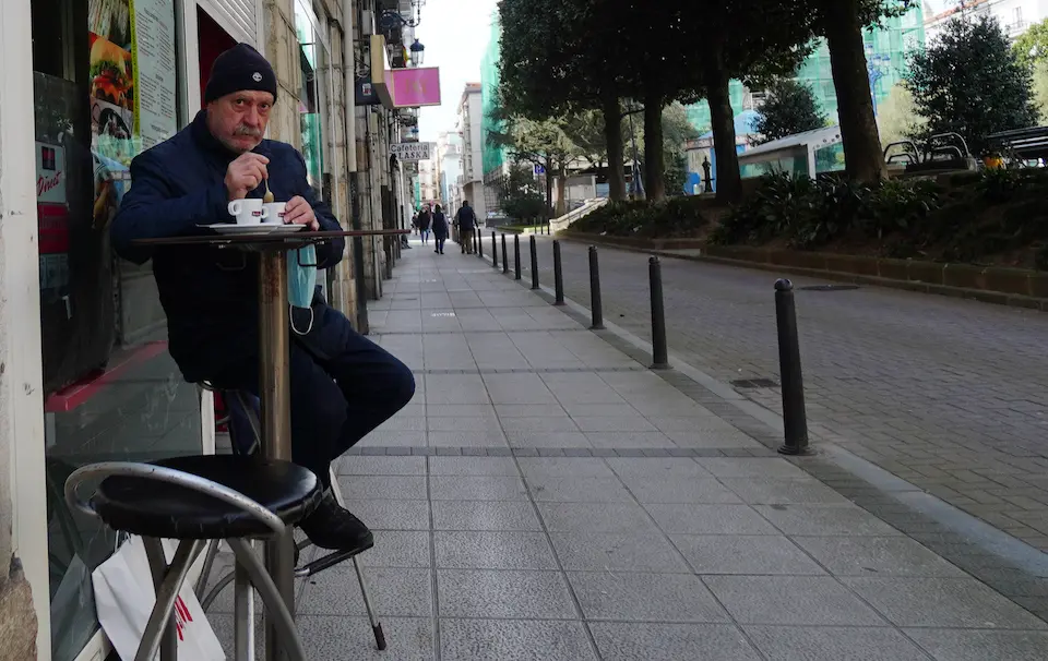 Un ciudadano toma un caf&eacute; en un establecimiento de hosteler&iacute;a en el centro de Santander. / HARDY