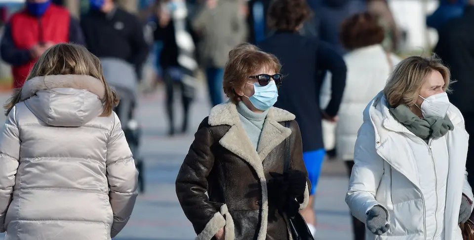 Varias personas transitan por el centro de Santander con su mascarilla. / HARDY