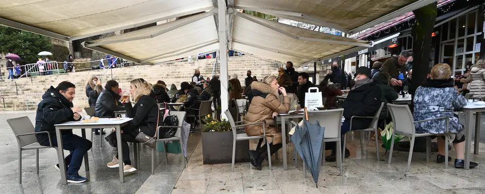 Varias personas en una cafeter&iacute;a en el centro de Santander. / HARDY