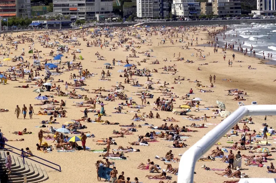 Imagen de la Segunda Playa de El Sardinero en el verano de 2017. / ARCHIVO