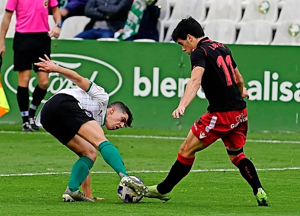 &Iacute;&ntilde;igo, intentando llevarse el bal&oacute;n de forma acrob&aacute;tica. / Hardy