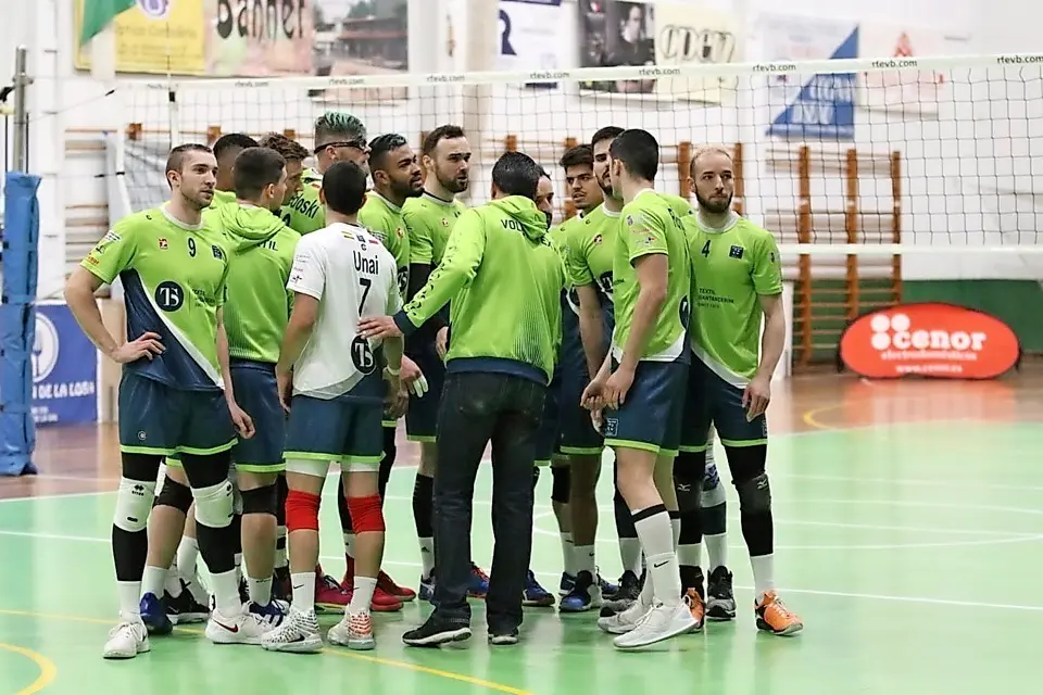 Los integrante del Voley T.S. en un tiempo muerto. / Marcos Fierro