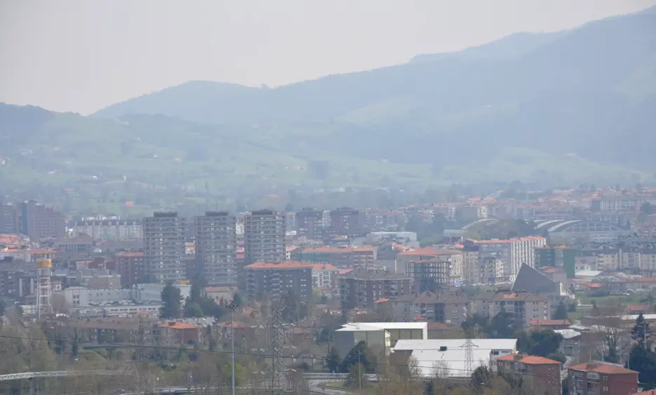 Vista de la ciudad de Torrelavega desde lo alto del Hospital Sierrallana. / S. D&Iacute;AZ