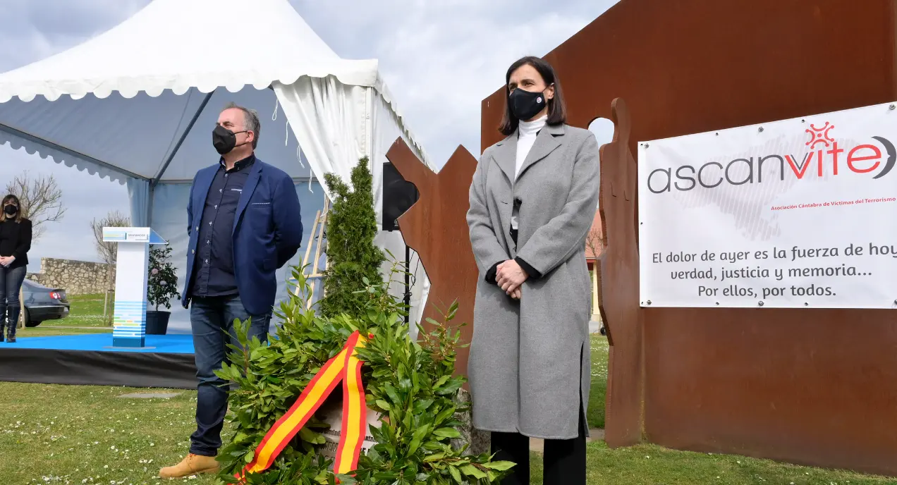 La alcaldesa y el presidente de ascanvite durante el homenaje a las v&iacute;ctimas de terrorismo. / HARDY