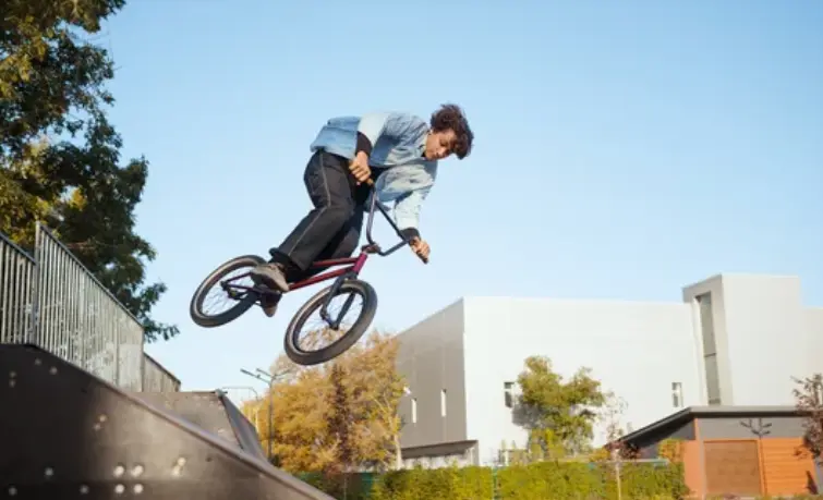 Un ciclista en una instalaci&oacute;n Trial Park. / ALERTA