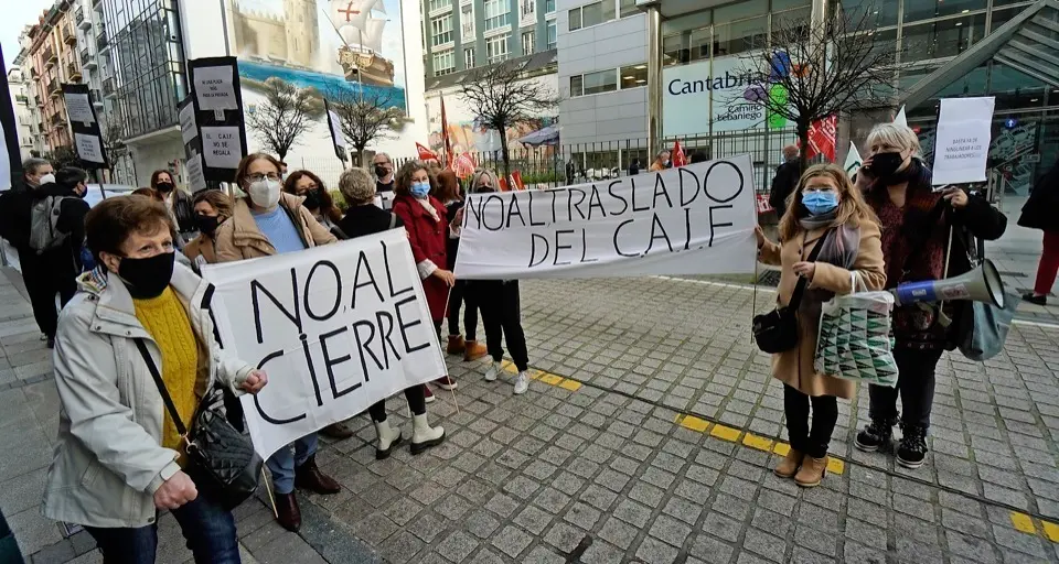 Concentraci&oacute;n ante la sede del Gobierno regional. / Hardy