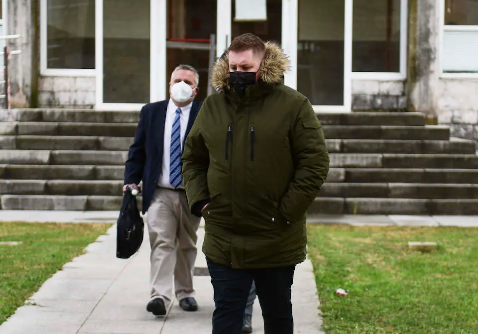 El exjefe de los voluntarios de Protecci&oacute;n Civil de Ramales de la Victoria, Luis Trueba (delante), acompa&ntilde;ado por su abogado abandona la Audiencia Provincial de Santander tras sentarse en el banquillo de los acusado para declarar como acusado de prender fuego en la Sierra de la Alcomba (Cantabria) en febrero de 2019, en Santander, Cantabria, (Espa&ntilde;a), a 9 de marzo de 2021. El procesado, por un delito de incendio forestal, se enfrenta a cuatro a&ntilde;os de c&aacute;rcel que pide la Fiscal&iacute;a, as&iacute; como una multa de 7.200 euros. Adem&aacute;s, esta parte solicita una indemnizaci&oacute;n de 229.917 euros al Gobierno regional por las p&eacute;rdidas en beneficios ambientales y otra de 8.913 euros por los gastos de extinci&oacute;n del fuego, m&aacute;s el inter&eacute;s legal y las costas procesales. La vista, que se celebrar&aacute; en el sal&oacute;n de actos del complejo judicial de Las Salesas, se desarrollar&aacute; a lo largo de la semana, hasta el viernes d&iacute;a 13, seg&uacute;n ha informado el Tribunal Superior de Justicia de Cantabria.
09 MARZO 2021;INCENDIO;SIERRA;SANTANDER;CANTABRIA
Juan Manuel Serrano Arce / Europa Press
9/3/2021
