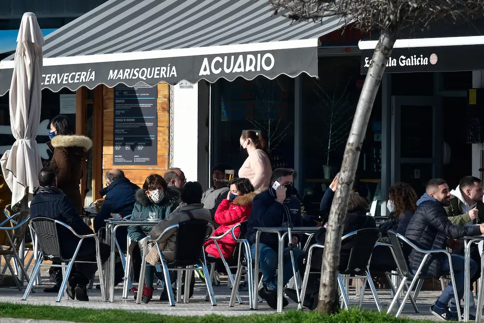 Vista de la terraza de un establecimiento de hosteler&iacute;a en Santander. / HARDY