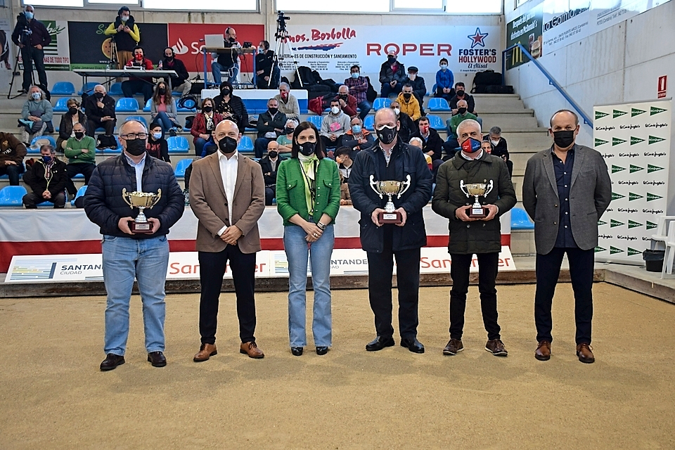 Jos&eacute; Manuel D&iacute;az, Norberto Ortiz, Gema Igual, Jos&eacute; Manuel Gonz&aacute;lez, Jos&eacute; Manuel Borbolla y Juan Carlos Villalba tras la entrega de los trofeos a los tres primeros equipos de la Liga de Divisi&oacute;n de Honor del a&ntilde;o pasado. / adri&aacute;n hoyos