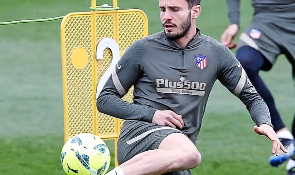 Sa&uacute;l &Ntilde;&iacute;guez, durante el entrenamiento de ayer. / EFE