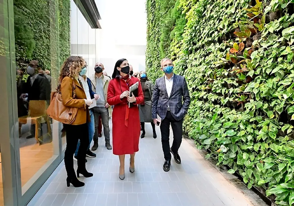 Autoridades y vecinos en el jard&iacute;n vertical. / alerta