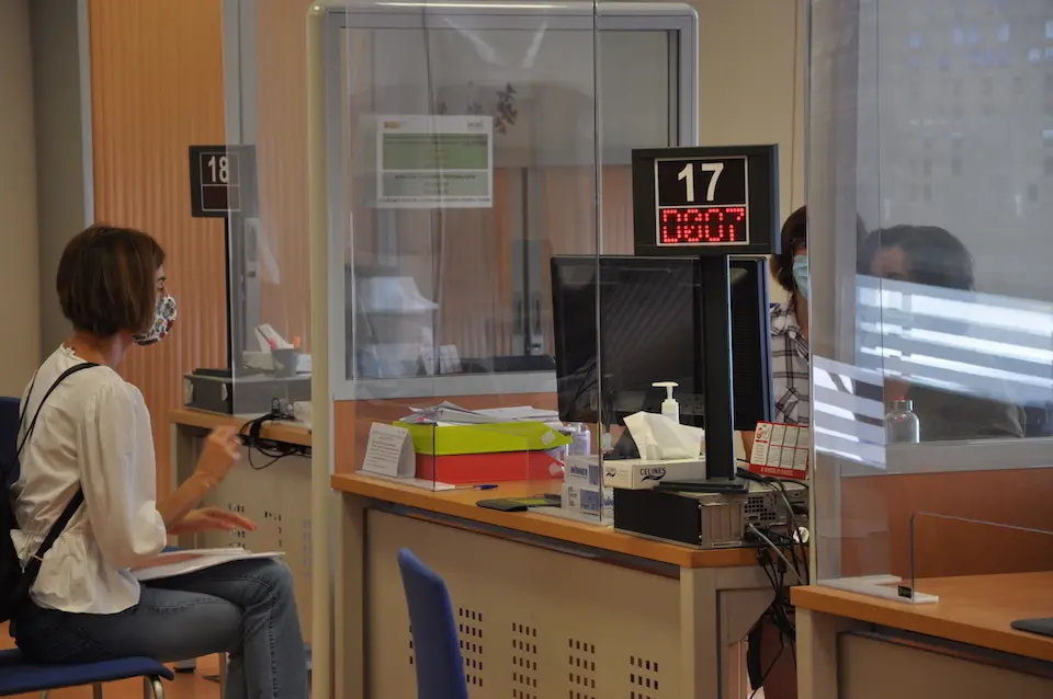 Una ciudadana en la oficina de empleo de Torrelavega. / S.Diaz