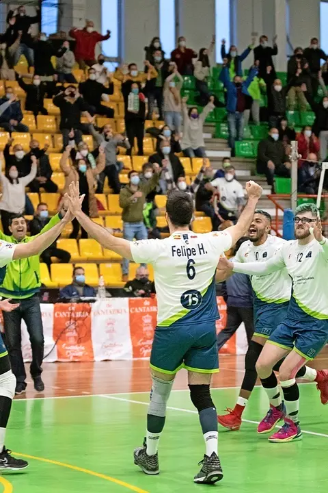 Los jugadores del equipo c&aacute;ntabro celebrando el triunfo de la pasada jornada. / marcos fierro