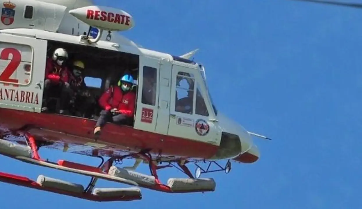 El helic&oacute;ptero del Gobierno de Cantabria durante el rescate. / ALERTA