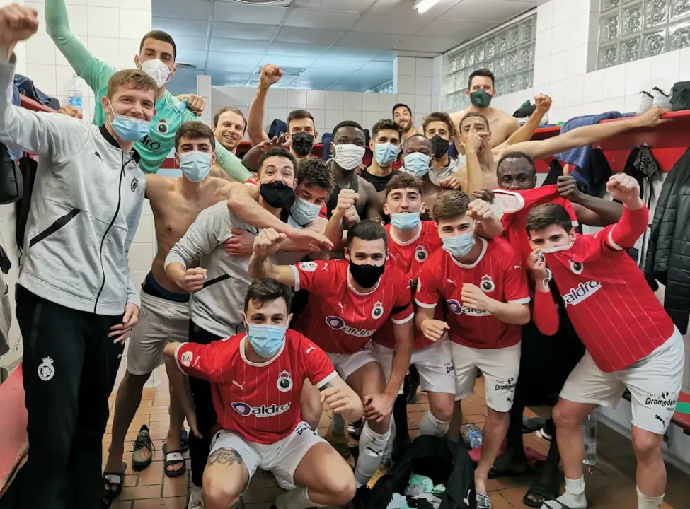La plantilla festeja el triunfo tras el choque en el vestuario. / @AlvaroBustos10