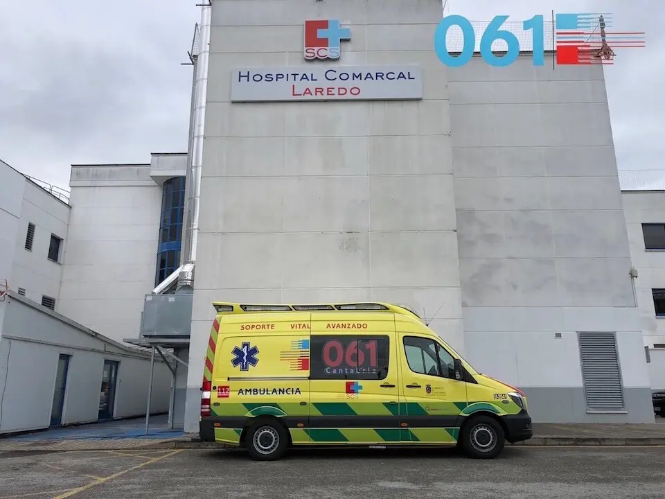 Ambulancia en el Hospital de Laredo. / E. PRESS